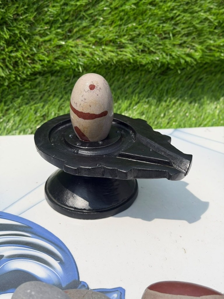 3 Inch Narmadeshwar Shivling with 6 Inch Black Damru Jaladhari – Red Tilak-Like Pattern, 3″ height · 6″ Damru Jaladhari