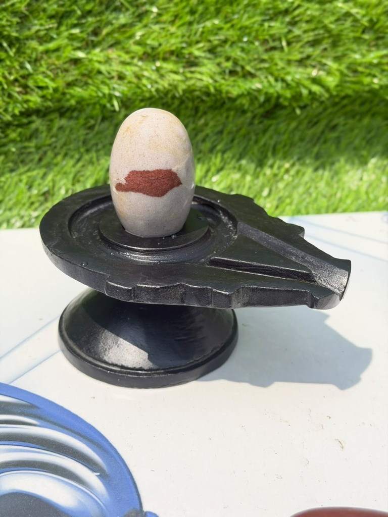 3 Inch Red Tilakdhari Narmadeshwar Shivling with Black Damru Jaladhari – Red Tilak-Like Marking, 3″ height · 6″ Damru Jaladhari